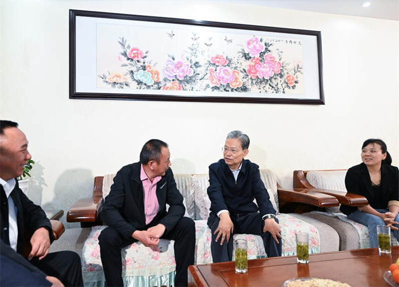 Ο Ζ?ο Λετζ?, μ?λο? τη? Μ?νιμη? Επιτροπ?? του Πολιτικο? Γραφε?ου τη? Κεντρικ?? Επιτροπ?? του Κομμουνιστικο? Κ?μματο? τη? Κ?να? και πρ?εδρο? τη? Μ?νιμη? Επιτροπ?? τη? Λα?κ?? Εθνοσυν?λευση?, επισκ?πτεται κατοικ?α στο χωρι? Γιανγκτ?νγκ τη? κοιν?τητα? Γουχ?νγκ, στην π?λη Αντσ?νγκ, επαρχ?α Ανχο?ι, ανατολικ? Κ?να, 16 Απριλ?ου 2025. (Φωτογραφ?α / Xinhua)