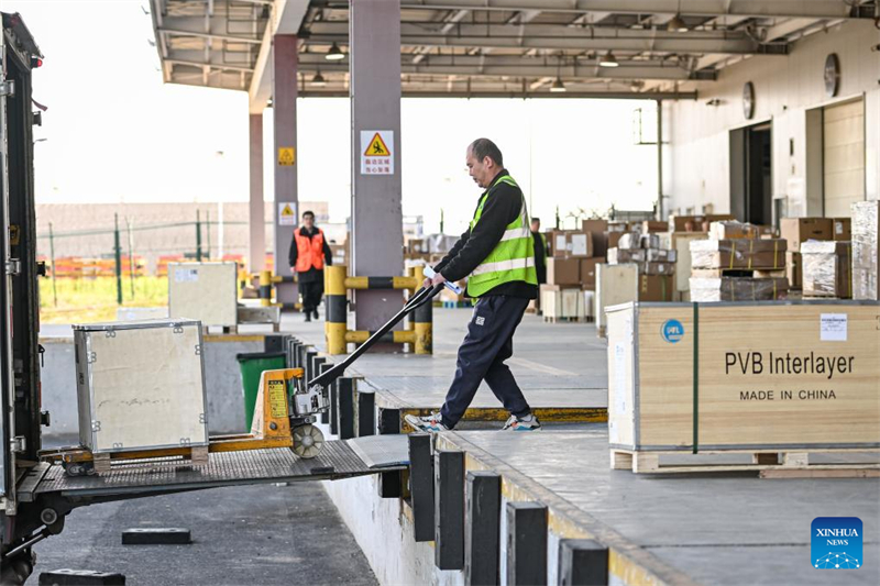 ?να? εργαζ?μενο? τη? China Southern Air Logistics μεταφ?ρει φορτ?α στο διεθν?? τερματικ? εμπορευμ?των του Διεθνο?? Αεροδρομ?ου Daxing του Πεκ?νου, στο Πεκ?νο, στι? 14 Απριλ?ου 2025. (Φωτογραφ?α / Xinhua)