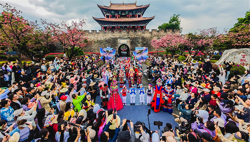 Η φωτογραφ?α δε?χνει σκην? απ? επ?δειξη εθνοτικ?? μ?δα? στην Αυτ?νομη Νομαρχ?α Μπ?ι του Νταλ?, στη νοτιοδυτικ? επαρχ?α Γιουν?ν τη? Κ?να?. (Φωτογραφ?α ευγενικ? προσφορ? τη? ?νωση? Ν?ων Μ?σων τη? Αυτ?νομη? Νομαρχ?α? Μπ?ι του Νταλ?)