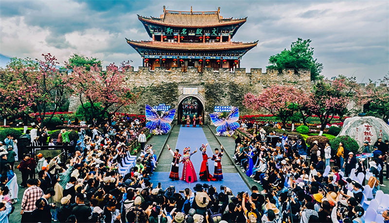 Επ?δειξη εθνοτικ?? μ?δα? στο Νταλ?, στη νοτιοδυτικ? επαρχ?α Γιουν?ν τη? Κ?να?