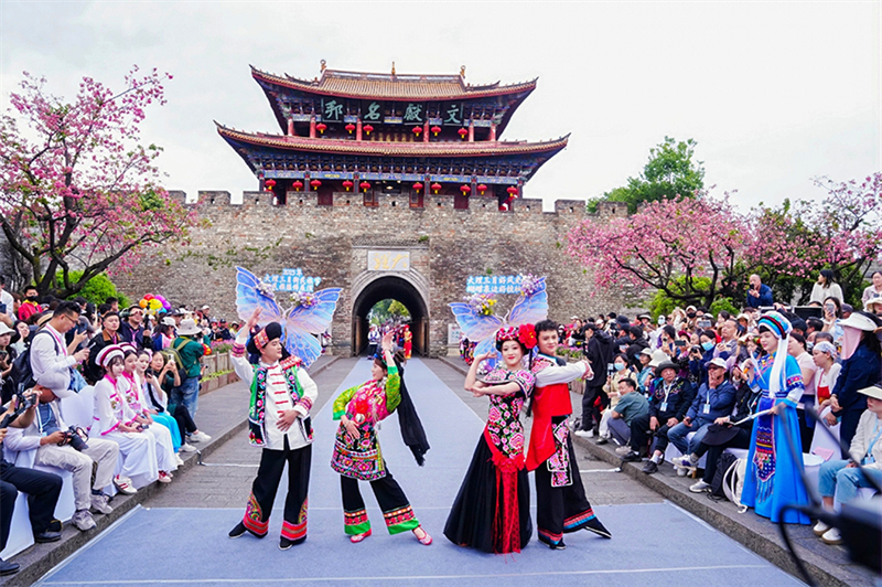 Επ?δειξη εθνοτικ?? μ?δα? στο Νταλ?, στη νοτιοδυτικ? επαρχ?α Γιουν?ν τη? Κ?να?