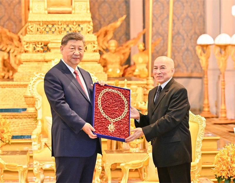 Ο Βασιλι?? τη? Καμπ?τζη? Νοροντ?μ Σιχαμ?νι παρουσι?ζει το Εθνικ? Τ?γμα τη? Ανεξαρτησ?α? στον Κιν?ζο Πρ?εδρο Σι Τζινπ?νγκ στο Βασιλικ? Παλ?τι στην Πνομ Πενχ τη? Καμπ?τζη?, στι? 17 Απριλ?ου 2025./ Xinhua