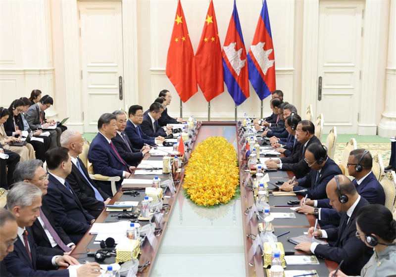 Ο Κιν?ζο? Πρ?εδρο? Σι Τζινπ?νγκ συναντ? τον Πρ?εδρο του Λα?κο? Κ?μματο? τη? Καμπ?τζη? και Πρ?εδρο τη? Γερουσ?α? Σαμντ?κ Τ?χο Χουν Σεν στο Παλ?τι τη? Ειρ?νη? στην Πνομ Πενχ τη? Καμπ?τζη?, 17 Απριλ?ου 2025. /Xinhua