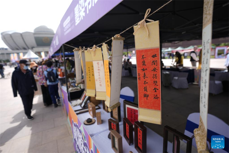 Δημ?σια εκδ?λωση αν?γνωση? βιβλ?ων στη Γιντσου?ν, στην Αυτ?νομη Περιοχ? Νινγκσ?α τη? Κ?να?