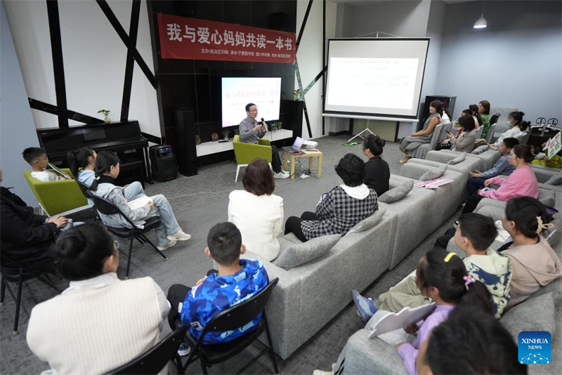 Δημ?σια εκδ?λωση αν?γνωση? βιβλ?ων στη Γιντσου?ν, στην Αυτ?νομη Περιοχ? Νινγκσ?α τη? Κ?να?