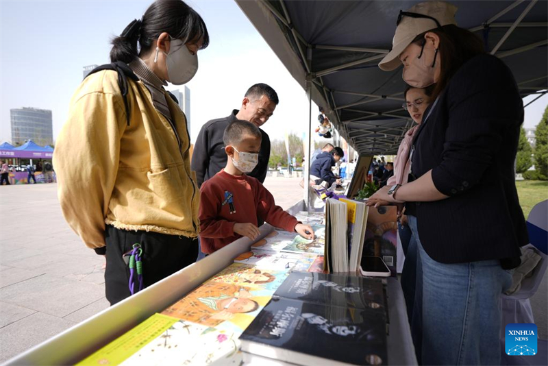 Οι πολ?τε? αγορ?ζουν βιβλ?α κατ? τη δι?ρκεια μια? δημ?σια? εκδ?λωση? αν?γνωση? βιβλ?ων στη Γιντσου?ν, στην Αυτ?νομη Περιοχ? Νινγκσ?α Χο?ι τη? Β?ρεια? Δυτικ?? Κ?να?, στι? 20 Απριλ?ου 2025. (Φωτογραφ?α / Xinhua)