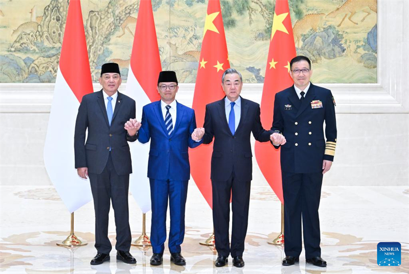 Το μ?λο? του Πολιτικο? Γραφε?ου τη? Κεντρικ?? Επιτροπ?? του Κομμουνιστικο? Κ?μματο? τη? Κ?να? και Υπουργ?? Εξωτερικ?ν, Γου?νγκ Γι, καθ?? και ο Υπουργ?? ?μυνα?, Ντονγκ Τζουν, συμπρο?δρευσαν στην Πρ?τη Υπουργικ? Συν?ντηση του Κοινο? Διαλ?γου Υπουργ?ν Εξωτερικ?ν και ?μυνα? Κ?να?-Ινδονησ?α?, μαζ? με τον Υπουργ? Εξωτερικ?ν τη? Ινδονησ?α?, Σουγκι?νο, και τον Υπουργ? ?μυνα?, Σιαφρ? Στζ?μσοεντ?ν, στο Πεκ?νο, πρωτε?ουσα τη? Κ?να?, στι? 21 Απριλ?ου 2025. (Φωτογραφ?α / Xinhua)