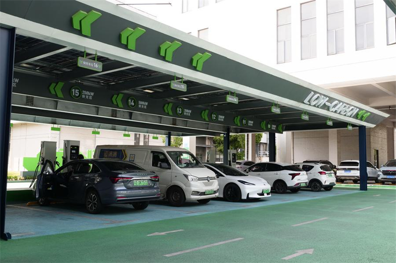 Η φωτογραφ?α δε?χνει ?ναν σταθμ? φ?ρτιση? που τροφοδοτε?ται απ? ηλιακ? εν?ργεια σε βιομηχανικ? π?ρκο στο Λιγι?νγκ, Τζιανγκσο?, 17 Απριλ?ου 2025. (Φωτογραφ?α / Xinhua)