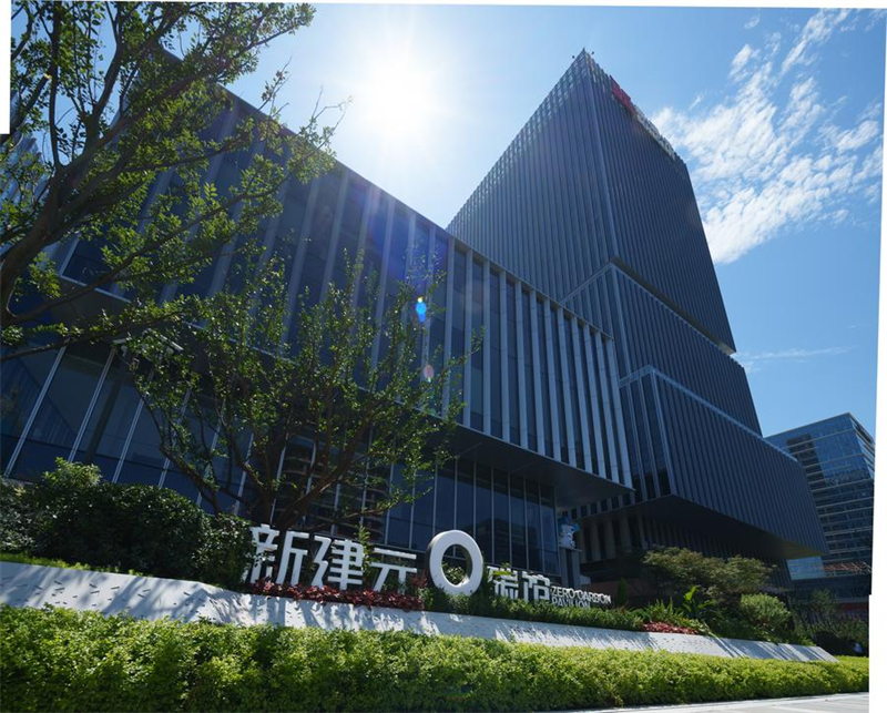 Η φωτογραφ?α, τραβηγμ?νη στι? 13 Ιουλ?ου 2024, δε?χνει το κοιν? κτ?ριο μηδενικ?? εν?ργεια? Κ?να?-Σιγκαπο?ρη? στο Βιομηχανικ? Π?ρκο Σουτσ?ου, στην επαρχ?α Τζιανγκσο?. (Φωτογραφ?α / Xinhua)