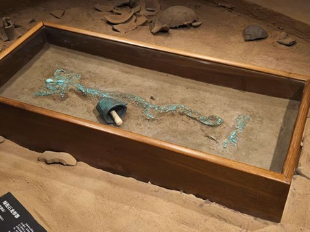 Δημοσιογρ?φοι απ? την Ευρασ?α επισκ?πτονται το Μουσε?ο του Αρχαιολογικο? Χ?ρου Erlitou Xiadu για να αφουγκραστο?ν την 