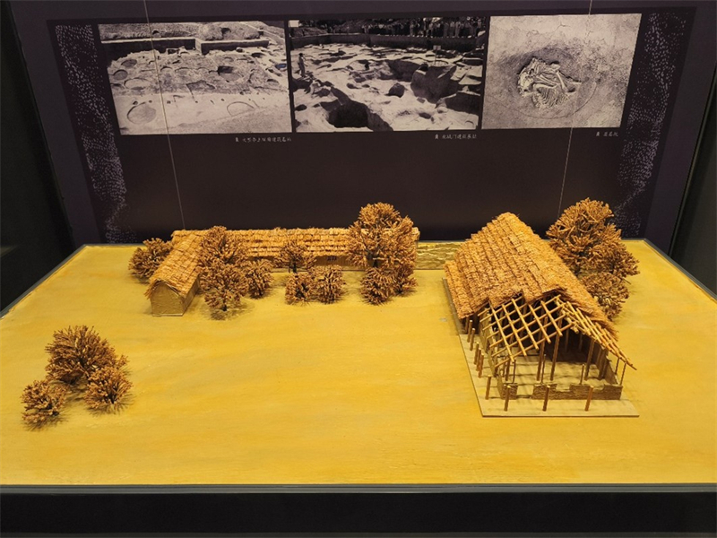 Δημοσιογρ?φοι απ? την Ευρασ?α επισκ?πτονται το Μουσε?ο του Αρχαιολογικο? Χ?ρου Erlitou Xiadu για να αφουγκραστο?ν την 