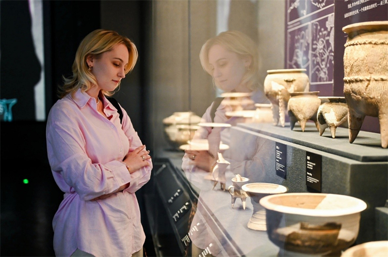 Δημοσιογρ?φοι απ? την Ευρασ?α επισκ?πτονται το Μουσε?ο του Αρχαιολογικο? Χ?ρου Erlitou Xiadu για να αφουγκραστο?ν την