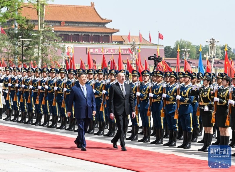 Ο Σι ?χει συνομιλ?ε? με τον Πρ?εδρο του Αζερμπα?τζ?ν