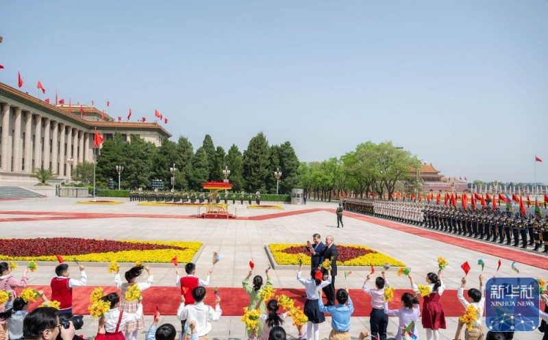 Ο Σι ?χει συνομιλ?ε? με τον Πρ?εδρο του Αζερμπα?τζ?ν