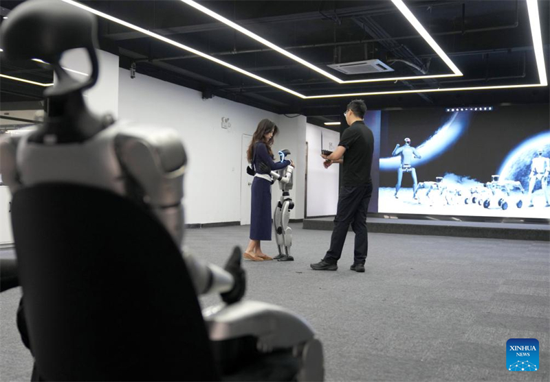 Τα Ρομπ?τ τη? Unitree αγκαλι?ζουν και φιλοξενο?ν συναισθ?ματα