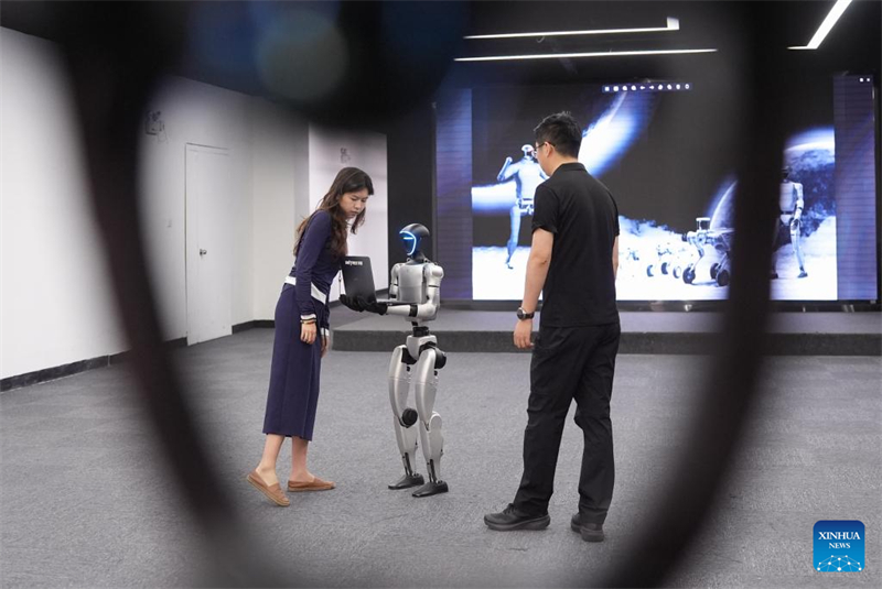 Τα Ρομπ?τ τη? Unitree αγκαλι?ζουν και φιλοξενο?ν συναισθ?ματα