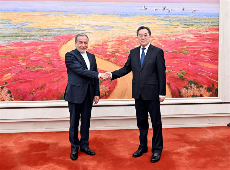 Ο Κιν?ζο? αντιπρ?εδρο? Ντινγκ Σιουσι?νγκ, ο οπο?ο? ε?ναι επ?ση? μ?λο? τη? Μ?νιμη? Επιτροπ?? του Πολιτικο? Γραφε?ου τη? Κεντρικ?? Επιτροπ?? του Κομμουνιστικο? Κ?μματο? τη? Κ?να?, συναντ? τον υπουργ? Εξωτερικ?ν του Ιρ?ν, Σ?γιεντ ?μπα? Αραγκτσ?, στο Πεκ?νο, πρωτε?ουσα τη? Κ?να?, στι? 23 Απριλ?ου 2025. (Φωτογραφ?α / Xinhua)