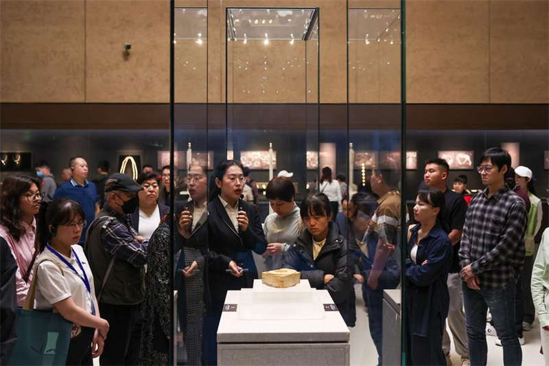 Τουρ?στε? επισκ?πτονται το Μουσε?ο Λιανγκτζο? με τη συνοδε?α ξεναγο?, στην π?λη Χανγκτζ?ου, στην ανατολικ? επαρχ?α Τσετζι?νγκ τη? Κ?να?, στι? 23 Απριλ?ου 2025. (Φωτογραφ?α / Xinhua)