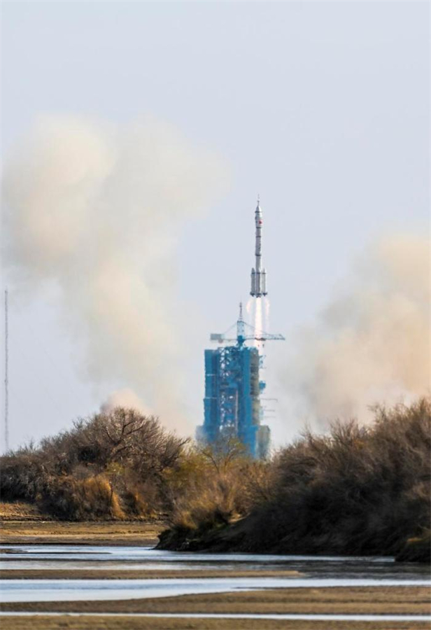 Η Κ?να εκτοξε?ει το επανδρωμ?νο διαστημ?πλοιο Shenzhou-20