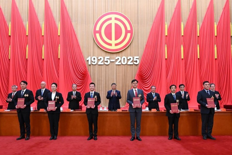 Ο Πρ?εδρο? Σι τον?ζει τη συγκ?ντρωση τη? δ?ναμη? τη? εργατικ?? τ?ξη? για την αναζωογ?νηση του κινεζικο? ?θνου?