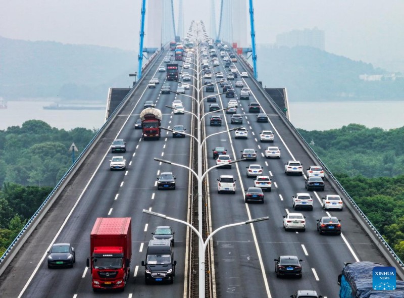 Αεροφωτογραφ?α απ? drone που δε?χνει τι? ρο?? κυκλοφορ?α? στη γ?φυρα Jiangyin τη? Εθνικ?? Οδο? Πεκ?νο-Σαγκ?η, 5 Μα?ου 2025. 