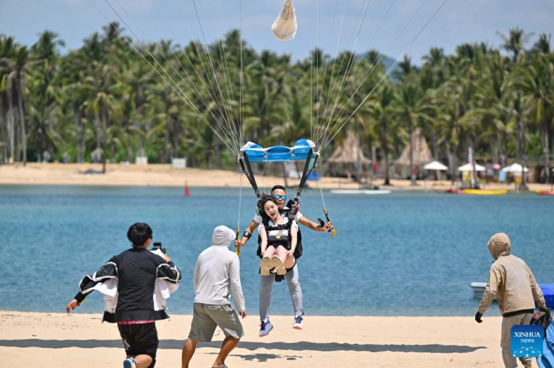 ?να? τουρ?στα? δοκιμ?ζει αλεξ?πτωτο πλαγι?? στο Σ?νγια, στην επαρχ?α Χα?ν?ν τη? Ν?τια? Κ?να?, 2 Μα?ου 2025. (Φωτογραφ?α / Xinhua)