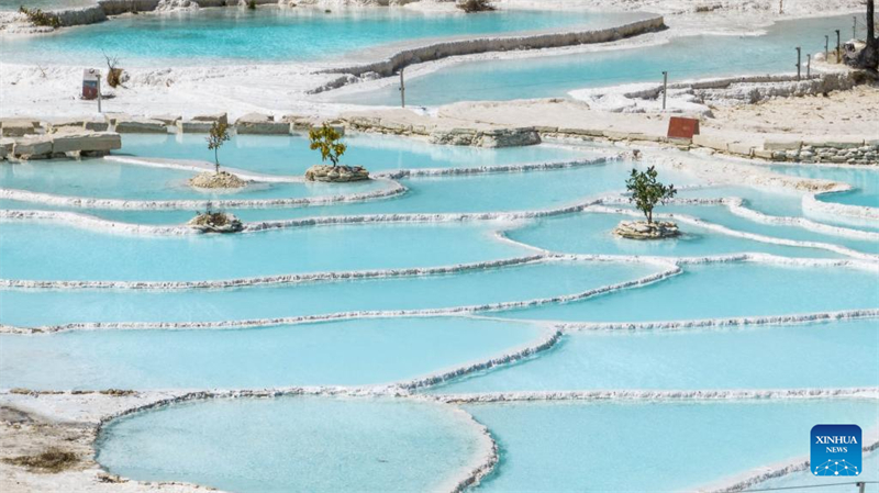 Αυτ? η ενα?ρια φωτογραφ?α με drone, τραβηγμ?νη στι? 10 Μαρτ?ου 2024, δε?χνει μια ?ποψη του Μπα?σου?τ?ι στην κωμ?πολη Σανμπα, Σιανγκρι-Λα, Αυτ?νομη Νομαρχ?α Τιβ?τ Ντετσ?ν, επαρχ?α Γιουν?ν, νοτιοδυτικ? Κ?να. (Φωτογραφ?α / Xinhua)