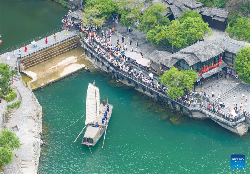 Η ?κρηξη ταξιδι?ν τη? Πρωτομαγι?? αναδεικν?ει τη ζωτικ?τητα τη? κινεζικ?? καταν?λωση?