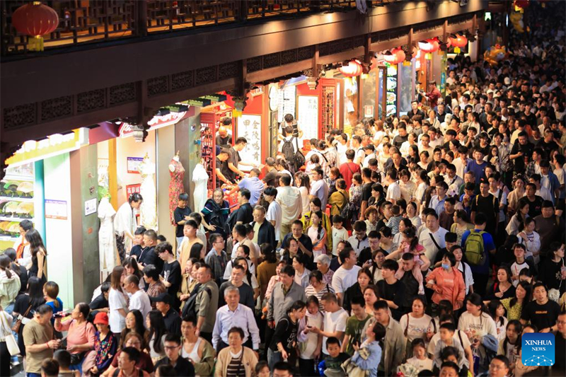 Τουρ?στε? επισκ?πτονται την τουριστικ? περιοχ? του Ναο? του Κομφο?κιου (Fuzi) στη Ναντζ?νγκ, στην επαρχ?α Τζιανγκσο? τη? ανατολικ?? Κ?να?, 1 Μα?ου 2025. (Φωτογραφ?α / Xinhua)