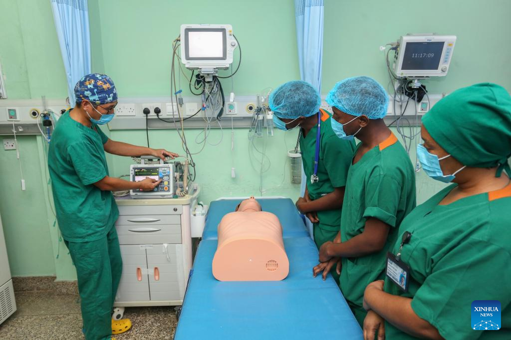 Ο Zhang Junqiao δ?νει οδηγ?ε? στι? τοπικ?? νοσοκ?με? τη? Τανζαν?α? να μ?θουν γν?σει? πρ?των βοηθει?ν.