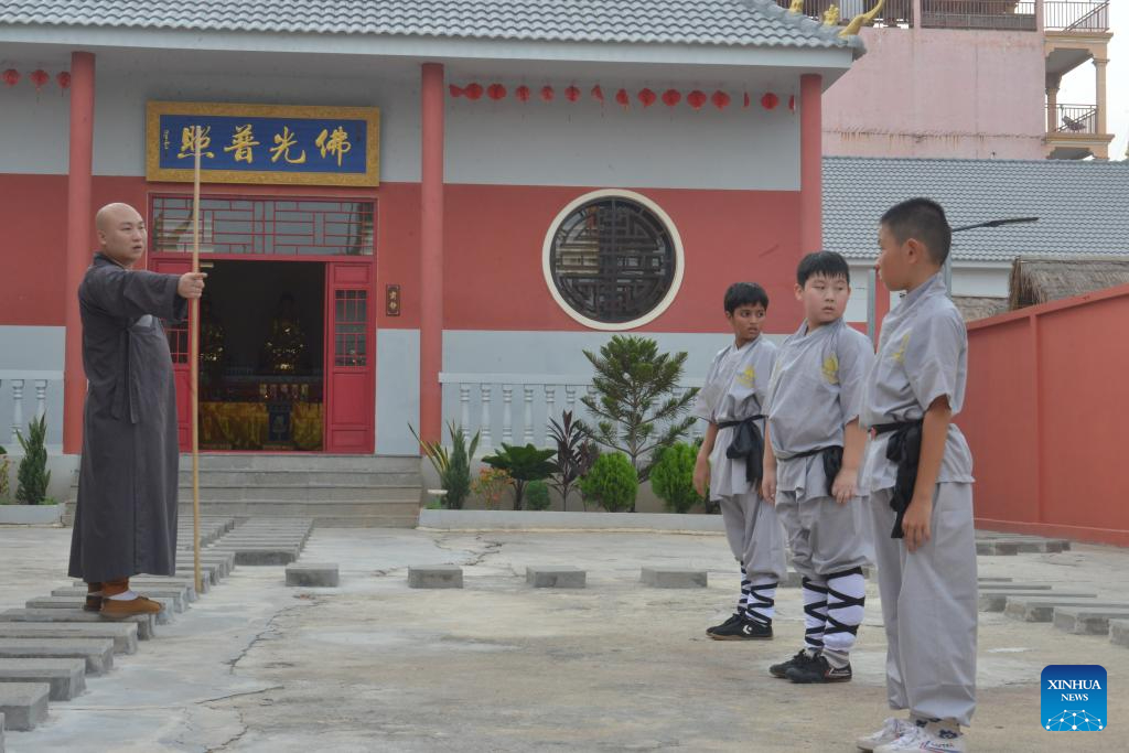 Οι μαθητ?? εξασκο?νται το Σαολ?ν Κουνγκ Φου στο να? Σαολ?ν. (Φωτογραφ?α / Xinhua)