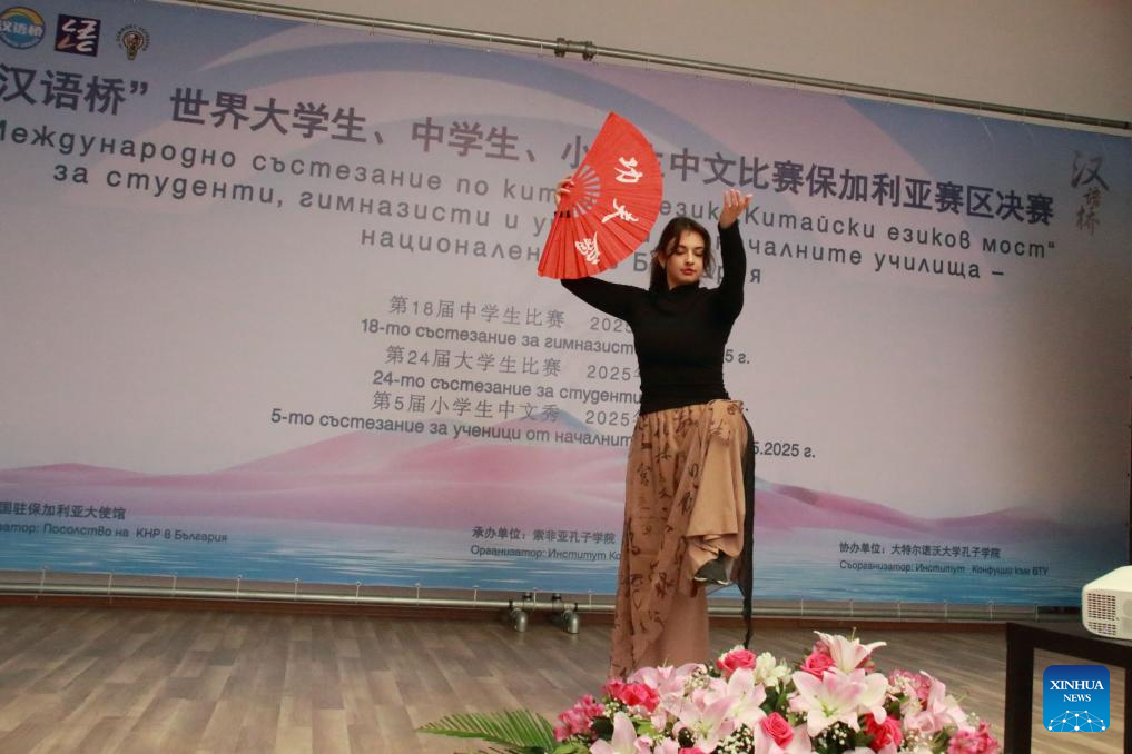 ?να? διαγωνιζ?μενο? συμμετ?χει στον εθνικ? προκριματικ? διαγωνισμ? του 24ου διαγωνισμο? επ?ρκεια? κινεζικ?? γλ?σσα? "Chinese Bridge" για ξ?νου? φοιτητ?? πανεπιστημ?ου, στη Σ?φια τη? Βουλγαρ?α?, στι? 11 Μα?ου 2025. (Φωτογραφ?α / Xinhua)