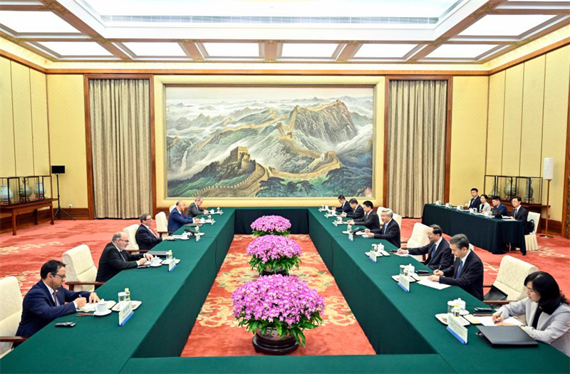 Ο Λι Σι (δεξι?), αν?τατο στ?λεχο? του ΚΚΚ και γραμματ?α? τη? Κεντρικ?? Επιτροπ?? Πειθαρχικο? Ελ?γχου, συνομιλε? με τον Κουβαν? Υπουργ? Εξωτερικ?ν Μπρο?νο Ροντρ?γκε? Παρ?για, στο περιθ?ριο τη? τ?ταρτη? υπουργικ?? συν?ντηση? του Φ?ρουμ Κ?να?–CELAC, στο Πεκ?νο, στι? 12 Μα?ου 2025. (Φωτογραφ?α / Xinhua)