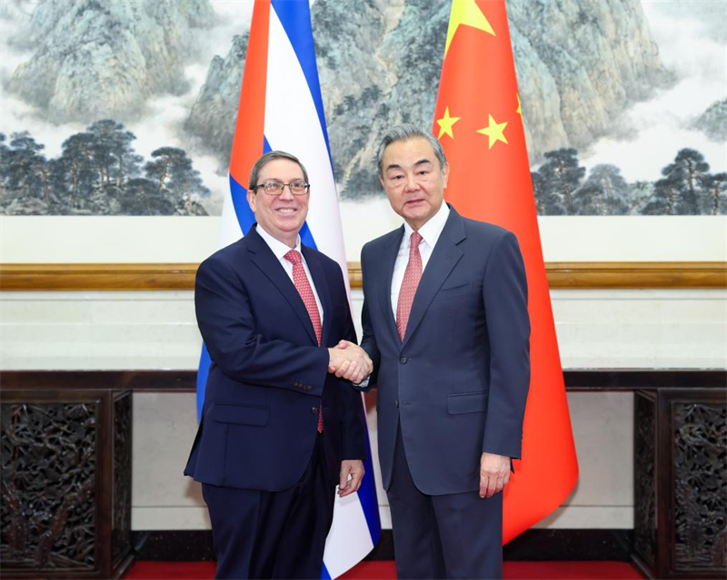 Ο Κιν?ζο? Υπουργ?? Εξωτερικ?ν Γου?νγκ Γι, επ?ση? μ?λο? του Πολιτικο? Γραφε?ου τη? Κεντρικ?? Επιτροπ?? του Κομμουνιστικο? Κ?μματο? Κ?να?, συναντ? τον Κουβαν? Υπουργ? Εξωτερικ?ν Μπρο?νο Ροδρ?γκε? Παρρ?για στο Πεκ?νο, πρωτε?ουσα τη? Κ?να?, στι? 12 Μα?ου 2025. (Φωτογραφ?α / Xinhua)