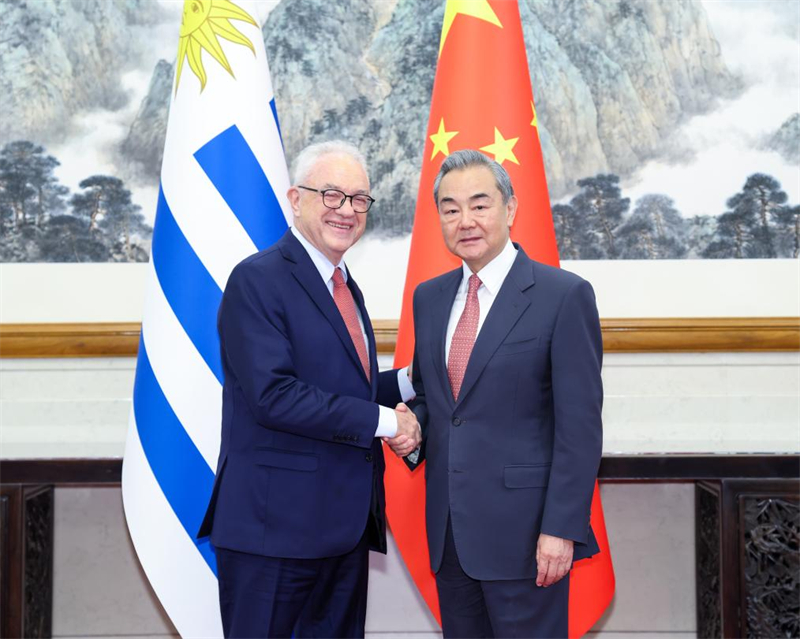 Ο Κιν?ζο? Υπουργ?? Εξωτερικ?ν Γου?νγκ Γι, επ?ση? μ?λο? του Πολιτικο? Γραφε?ου τη? Κεντρικ?? Επιτροπ?? του Κομμουνιστικο? Κ?μματο? Κ?να?, συναντ? τον Υπουργ? Εξωτερικ?ν τη? Ουρουγου?η? Μ?ριο Λουμπ?τκιν στο Πεκ?νο, πρωτε?ουσα τη? Κ?να?, στι? 12 Μα?ου 2025. (Φωτογραφ?α / Xinhua)