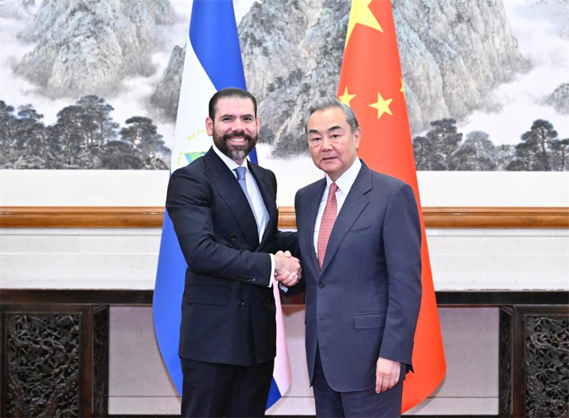 Ο Κιν?ζο? Υπουργ?? Εξωτερικ?ν Γου?νγκ Γι, επ?ση? μ?λο? του Πολιτικο? Γραφε?ου τη? Κεντρικ?? Επιτροπ?? του Κομμουνιστικο? Κ?μματο? Κ?να?, ανταλλ?σσει χειραψ?α με τον Λαουρε?νο Ορτ?γα Μουρ?γιο, προεδρικ? σ?μβουλο τη? Νικαρ?γουα?, στο Πεκ?νο, πρωτε?ουσα τη? Κ?να?, στι? 12 Μα?ου 2025. Ο Γου?νγκ συναντ?θηκε με τον Λαουρε?νο Ορτ?γα Μουρ?γιο και τον Β?λντρακ Λο?ντβιχ Γι?ντσκε Γου?τακερ, Υπουργ? Εξωτερικ?ν τη? Νικαρ?γουα?, τη Δευτ?ρα. (Φωτογραφ?α / Xinhua)