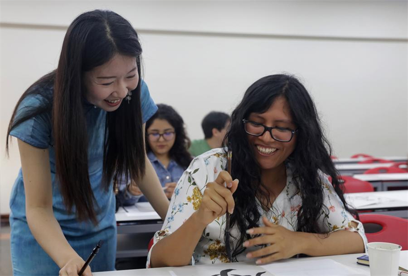 Η εμβ?θυνση των σχ?σεων Κ?να?-Λατινικ?? Αμερικ?? ?πω? αντανακλ?ται στην καθημεριν? ζω?