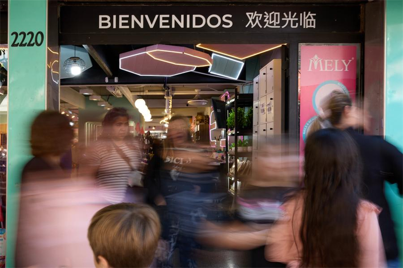 ?νθρωποι περπατο?ν μπροστ? απ? ?να κιν?ζικο σο?περ μ?ρκετ στο Chinatown του Μπου?νο? ?ιρε?, Αργεντιν?, 10 Μα?ου 2025. (Φωτογραφ?α / Xinhua)