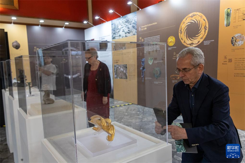 ?νθρωποι επισκ?πτονται την ?κθεση με τ?τλο ?Το Φω? του Χαλκο?: Ο Πολιτισμ?? των Αρχα?ων Σου? στο Μουσε?ο Ν?α? Σμ?ρνη? στην Αθ?να, στι? 13 Μα?ου. (Φωτογραφ?α / Xinhua)