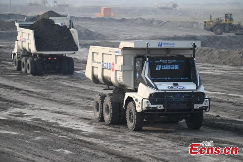 Αυτ?νομα φορτηγ? εξ?ρυξη?, φορτωμ?να με αφαιρεμ?νο ?δαφο? και π?τρε?, κατευθ?νονται προ? τον χ?ρο απ?ρριψη? στο ορυχε?ο ?νθρακα Yimin, Χουλο?ν Μπιρ, αυτ?νομη περιοχ? Εσωτερικ?? Μογγολ?α?, β?ρεια Κ?να, 15 Μα?ου 2025. 