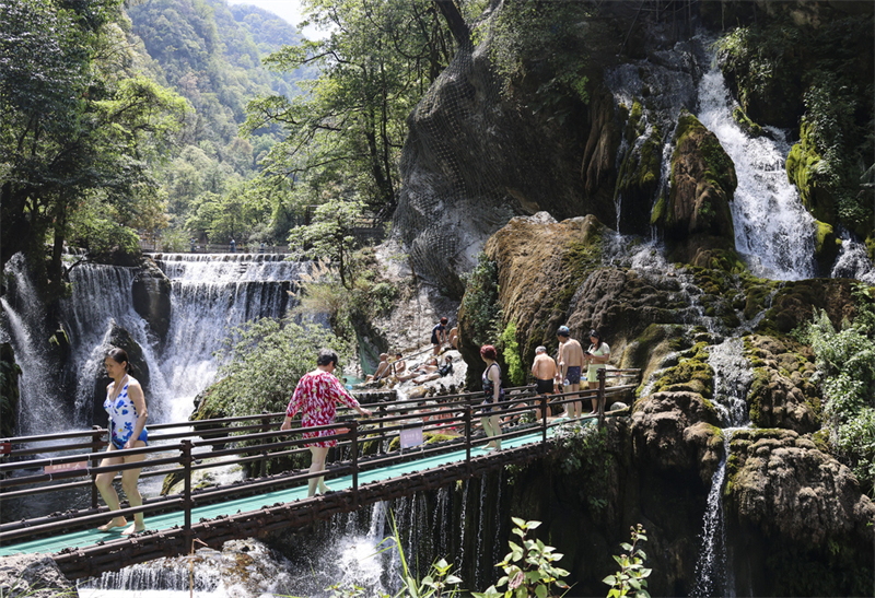 Χαλ?ρωση στι? θερμ?? πηγ?? εν?? θεαματικο? καταρρ?κτη στο Σιτσου?ν