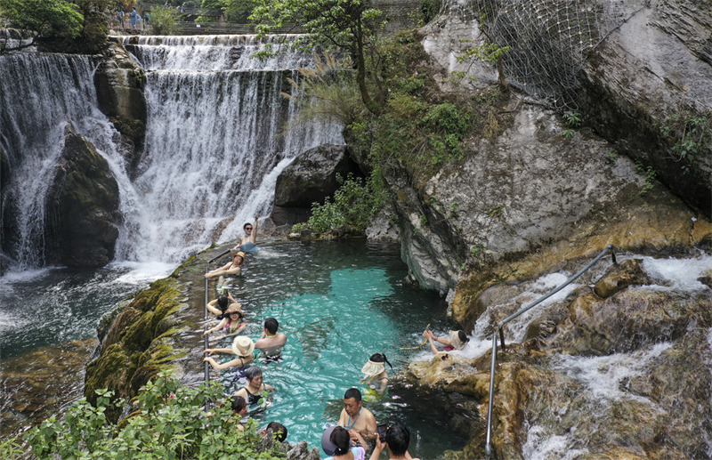 Χαλ?ρωση στι? θερμ?? πηγ?? εν?? θεαματικο? καταρρ?κτη στο Σιτσου?ν