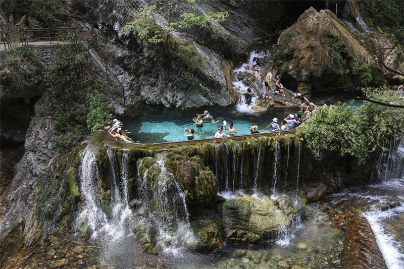 Χαλ?ρωση στι? θερμ?? πηγ?? εν?? θεαματικο? καταρρ?κτη στο Σιτσου?ν
