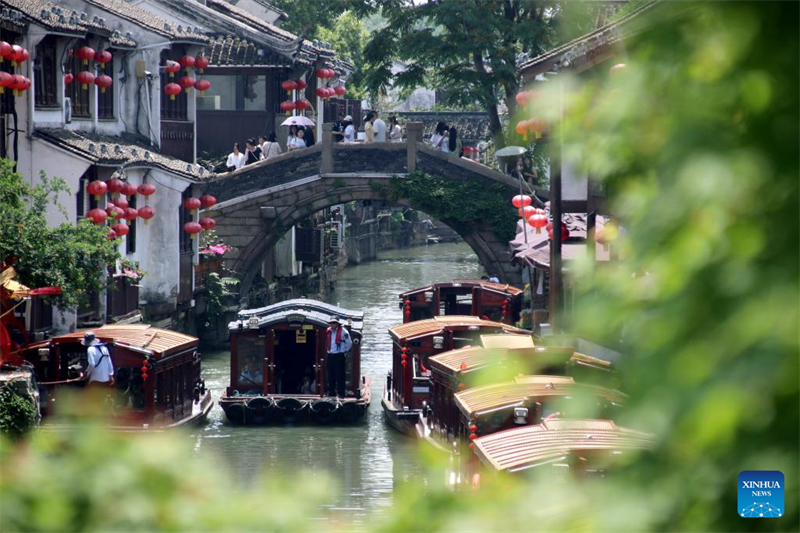 Οι τουρ?στε? επισκ?πτονται μια γραφικ? περιοχ? στην π?λη Σουτζ?ου, στην επαρχ?α Τζιανγκσο? τη? ανατολικ?? Κ?να?, στι? 19 Μα?ου του 2025. (Φωτογραφ?α / Xinhua)