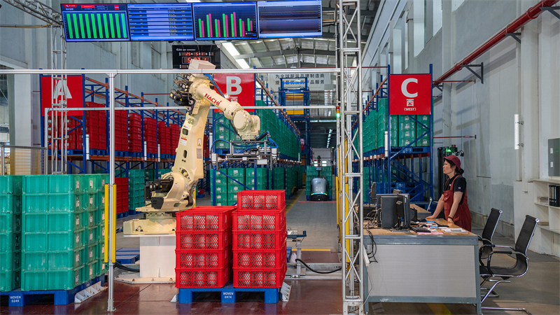 ?να? ρομποτικ?? βραχ?ονα? βοηθ? στι? εργασ?ε? αποθ?κευση? εν?? εργοστασ?ου κλωστο?φαντουργ?α? στην επαρχ?α Τζετζι?νγκ τη? Κ?να?, στι? 14 Μα?ου 2025. (Φωτογραφ?α / VCG)