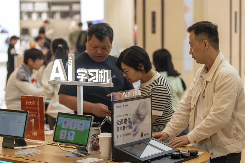 Καταναλωτ?? επιλ?γουν ν?α ηλεκτρονικ? προ??ντα σε εμπορικ? κ?ντρο στην επαρχ?α Τζετζι?νγκ, 13 Απριλ?ου 2025. (Φωτογραφ?α / VCG)