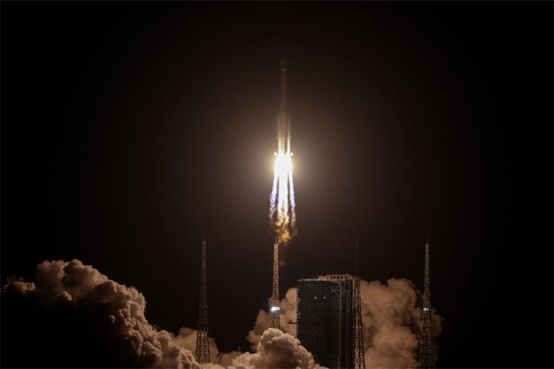 Ο ??δορυφ?ρο? ChinaSat 3B εκτοξε?τηκε στι? 7:50 μ.μ. (?ρα Πεκ?νου) με ?ναν π?ραυλο Long March-7A. (Φωτογραφ?α / Xinhua)