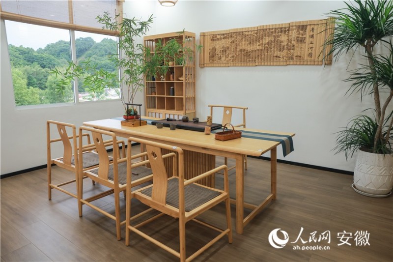 Μια τσαγερ? αναψυχ?? επιπλωμ?νη με τραπ?ζια και καρ?κλε? απ? μπαμπο?. 