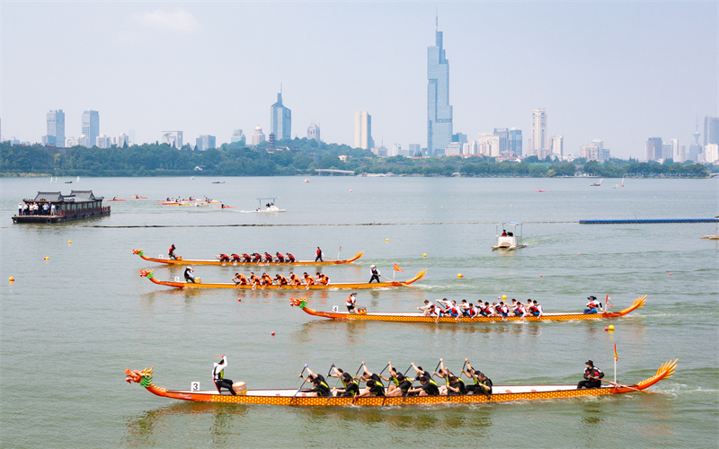 Π?λη Ναντζ?νγκ: Αγ?να? με β?ρκε? σε σχ?μα Δρ?κων για τον εορτασμ? του Φεστιβ?λ Ντου?νγου