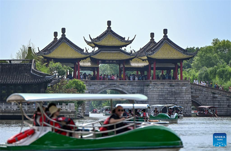 Τουρ?στε? επισκ?πτονται το γραφικ? σημε?ο τη? Λ?μνη? Σλ?ντερ Γου?στ στο Μεγ?λο Καν?λι στην π?λη Γιανγκζο?, τη? επαρχ?α? Τζιανγκσο?, στι? 19 Μα?ου του 2025. (Φωτογραφ?α / Xinhua)